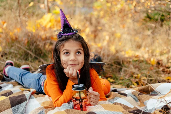Les Enfants Halloween Portrait Fille Souriante Aux Cheveux Bruns Posée — Photo