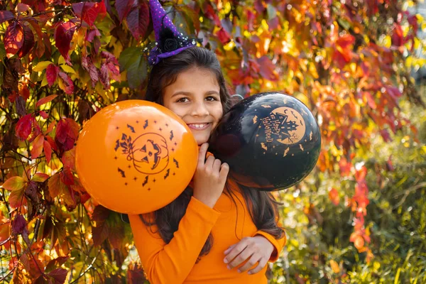 Les Enfants Halloween Portrait Fille Souriante Aux Cheveux Bruns Chapeau — Photo