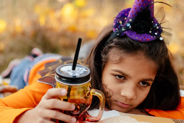 Les Enfants Halloween Portrait Fille Triste Aux Cheveux Bruns Posé — Photo