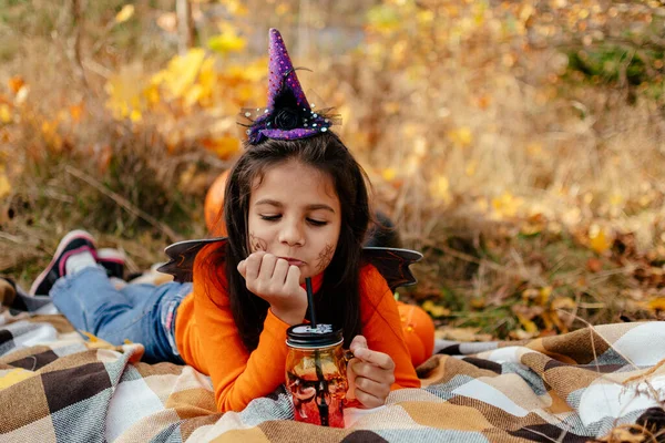 Les Enfants Halloween Portrait Fille Triste Aux Cheveux Bruns Posé — Photo