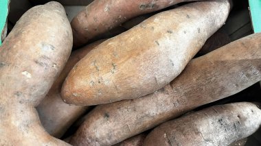 Taze patates ve tatlı patates, yerden yeni toplanmış, süpermarket koridorunda..