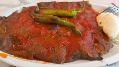 Geleneksel Türk lezzeti. Yoğurt ve kavrulmuş biberle servis edilen lezzetli İskender kebabı..