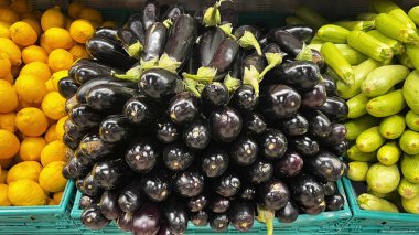 Markette sağlıklı yemekler için taze patlıcan, limon ve kabak çeşitleri..