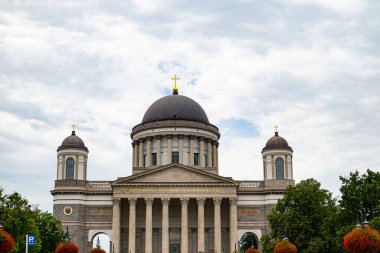 Macaristan 'daki Esztergom Bazilikası' nın heybetli kubbeleri ve sütunlarıyla önden görünüşü. Tarihi bir mimari başyapıt..