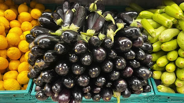 Markette sağlıklı yemekler için taze patlıcan, limon ve kabak çeşitleri..