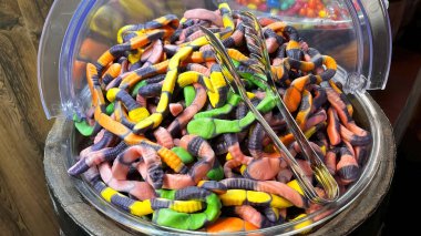 Sonu gelmeyen şeker ve şekerlerle dolu bir dükkandan fotoğraf..