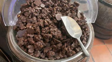 Fıstık, pirinç ve ceviz parçalarıyla dolu çikolata parçaları..