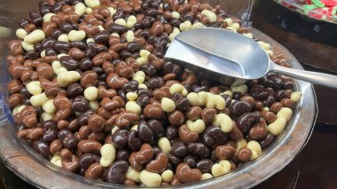 Süt, siyah ve beyaz çikolata kaplı nohutlar..