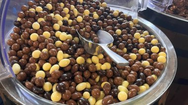 Süt, siyah ve beyaz çikolata kaplı nohutlar..