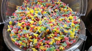 Örümcek şeklinde, şekerle kaplı renkli jelibonlar..