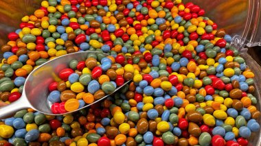 Kürekle kepçelenmiş, çikolata kaplı nohut..