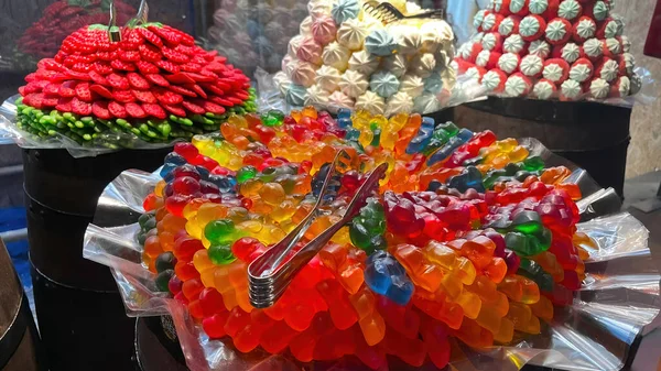 Renkli ve göz alıcı şekerler pencere dekorasyonu için hazırlandı.