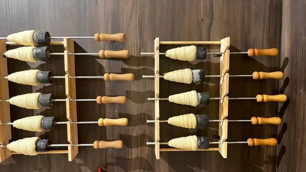 Trdelnk. Tahta masalarda hazırlanmış bir Çek tatlısı..