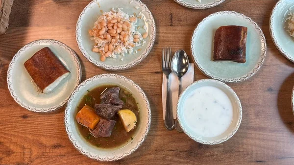 Türk masası, üst manzara. Masada çeşitli geleneksel yemekler servis ediliyor..