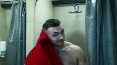 Duşta spor merkezi üzerinden gidiyor genç adam portresi.