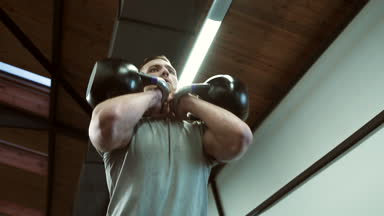 Modern spor salonunda kaynar su ile bir eğitim olan yakışıklı erkek atlet portresi.