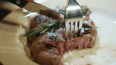 İş adamı sığır eti biftek yerken, Restoran masada kesme.