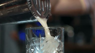 Genç barmen bardağa suya dökülen trendy bar bar.