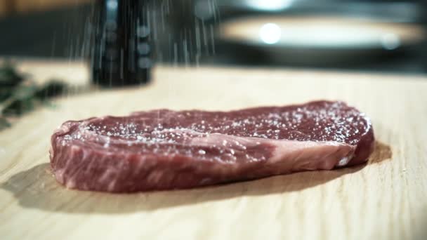 Close up van heerlijke biefstuk wordt voorbereid vóór het koken in een luxe restaurant, slow-motion. — Stockvideo