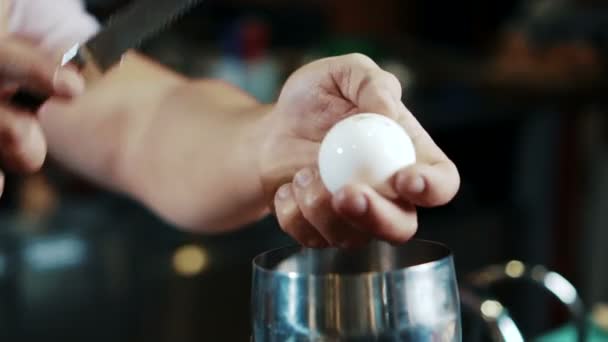 Крупным планом разбивается яйцо в современном стильном баре . — стоковое видео