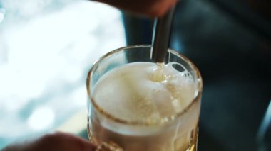 Genç çalışan cam trendy bar bira ile doldurma.
