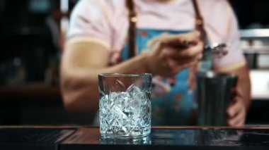 Genç barmen lezzetli kokteyl bar sayacı, dururken hazırlanıyor.