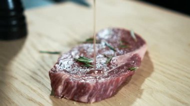 Genç aşçı mutfağında soslu dana biftek sulama bar.