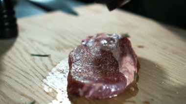 Genç aşçı çikolata sığır eti biftek mutfakta masada biber ile.