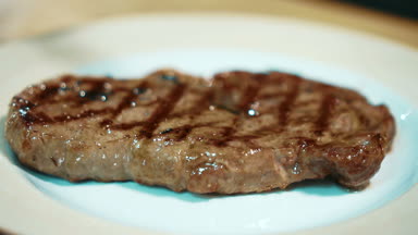 Sığır eti biftek pahalı restoranda yeşil biberiye ile süslenmiş, yakın çekim.