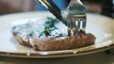 Ziyaretçi kızarmış biftek plaka restoran tablo kapalı üzerinde kesme.