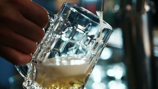 No bar, close-up, uma cerveja leve é derramada na caneca . — Vídeo de Stock