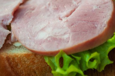 Jambon ve yeşil salata ile sandviç