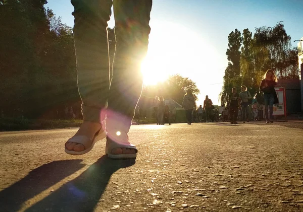 Chica Caminar Ciudad Atardecer Noche — Foto de Stock