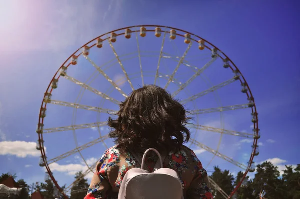 Girl Looks Ferris Wheel — Stock Photo, Image