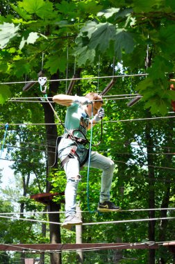 Çocuk ağaçlar üzerinde bir halat parkta tırmanıyor Mayıs 31, 2018 Harkov Ukrayna