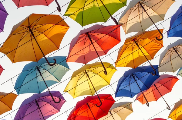 Straat Versierd Met Gekleurde Parasols — Stockfoto