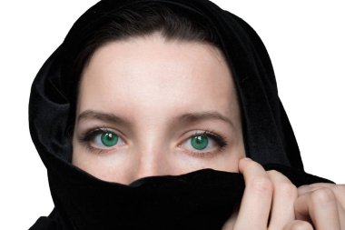 bir kadının yüzüne yeşil gözlü siyah beyaz fotoğraf