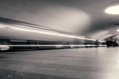 yeraltı metro tren uzun pozlama fotoğraf