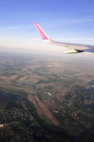 都市の飛行機のポートホールからの眺め — ストック写真