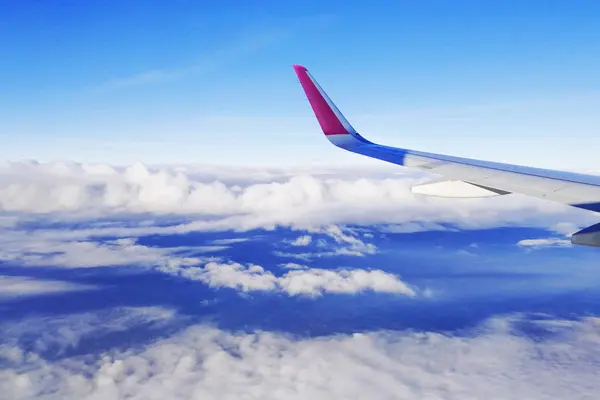 Kilátás Repülőgép Lőrés Szárny Ragyogó Kék Fehér Felhők Vízszintes Tájolású — Stock Fotó