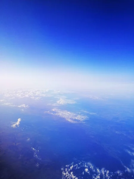 Kilátás Lőrés Egy Repülőgép Egy Ragyogó Kék Eget Fehér Felhők — Stock Fotó
