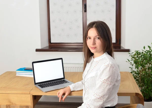 Evde Çalışan Dizüstü Bilgisayarı Olan Genç Bir Kadın — Stok fotoğraf