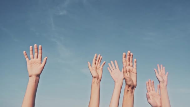 La gente rindiendo manos sobre el fondo azul del cielo. Votación, democracia o concepto de voluntariado — Vídeo de stock