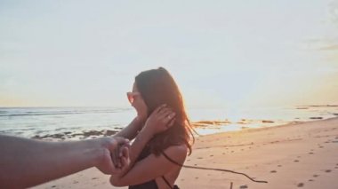 Mutlu beyaz çift birlikte yürüme süresi harcama tutuşup boş kumsalda gün batımında plaj. Deniz yaz tatil mutlu romantik seyahat kavramı