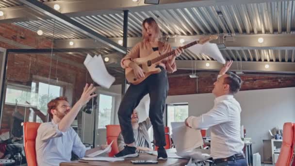 Glad framgångsrika start-up företagsteam ha kul Dans party i moderna kontor kasta pappersdokument och firar framgången med projektet — Stockvideo