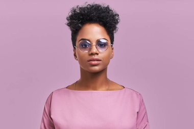 Mutlu Afro-Amerikan işkadını olumlu gülümsemeyle net siyah saçlı, sevinir hafta sonu ve iyi dinlenme çalışkan hafta yorucu sonra sahip, lavanta duvara izole