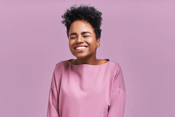 Retrato Felicidade Alegres Afro Americano Feminino Amplamente Sorriu Fecha Olhos — Fotografia de Stock