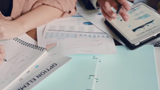 ビジネス チーム オフィスの小企業は、財務データとグラフを示すデジタル タブレットを使用創造的な会議を計画の会社を始めます。ビジネス、人々、事務処理の概念 — ストック動画