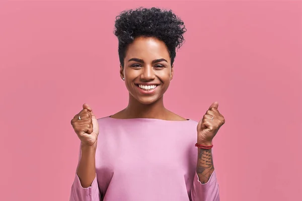 Retrato de mulheres alegres aperta punhos com felicidade, abre a boca amplamente como gritos em voz alta, celebra seu sucesso, poses contra o fundo rosa. Pessoas, felicidade, conceito de sucesso — Fotografia de Stock