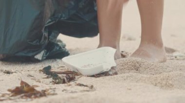 Gönüllü toplayıp beyaz okyanus plaj plastik portre. Plaj Temizleme gönüllü. Sahilde çöp toplama. Çevre bilinci kavramı